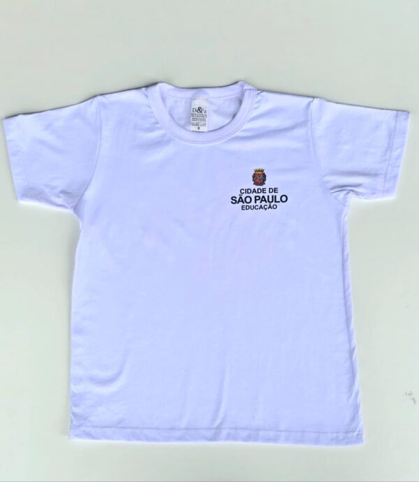 camiseta branca uniforme